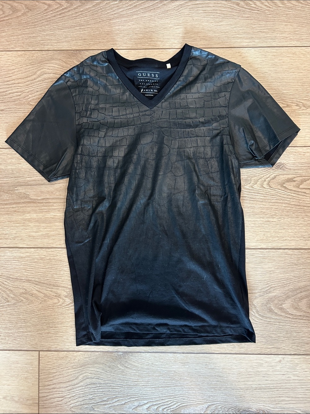 Guess Crocodile Faux Leather Black Mens Short Sleeve V-Neck T-Shirt XS